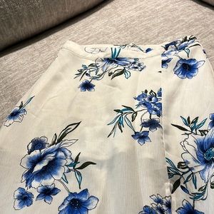 Perfect summer time skirt! Can be flowy (if sized up) / body con (if sized down)